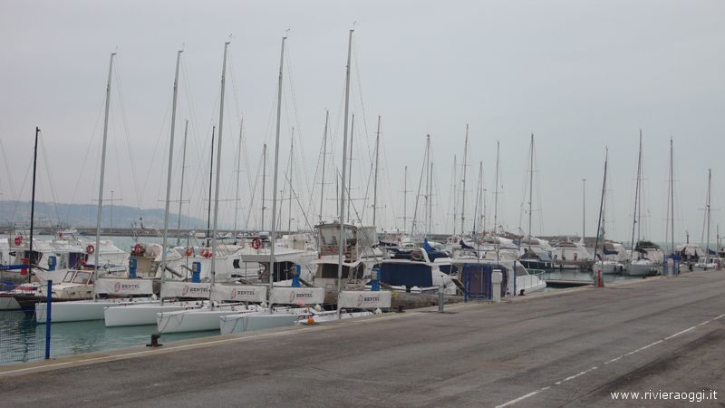 Barche da diporto attraccate alla darsena turistica nel porto di San Benedetto